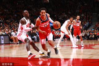 保持强势地 保持强势地